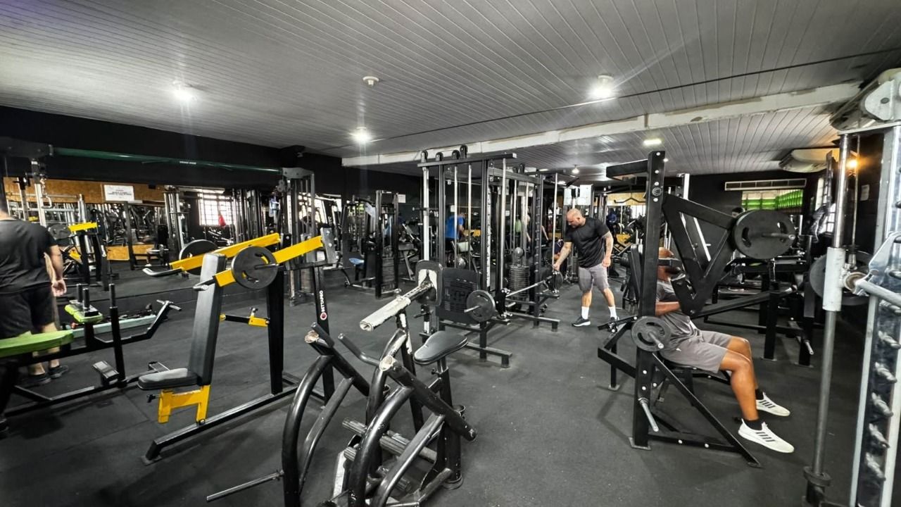 Sala de musculação com máquinas e estações de treino