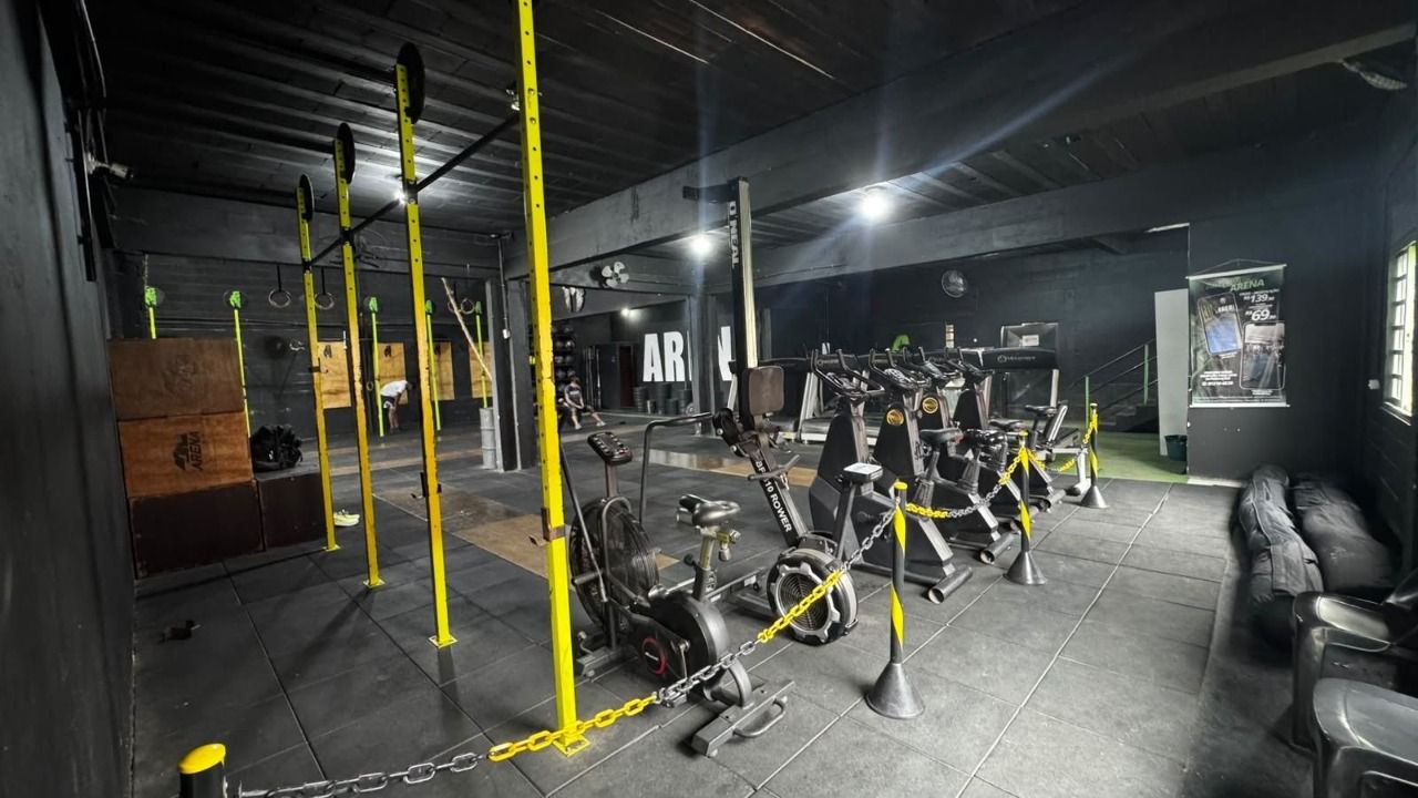 Área funcional com bicicletas e estruturas de treino verdes